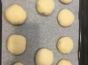 step11: 收口向下，放入焗爐加杯熱水再發酵45分鐘。