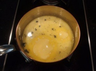 step2: 準備一個醬汁鍋倒入牛奶及無鹽奶油和香草豆莢(連豆莢及籽),開小火慢煮並適度攪拌至奶油融化後，即可離火，將鍋子放到水盆中降溫備用。