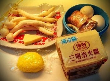 step1: 把白飯混合拌飯料備用,雞蛋打散後下鍋煎薄備用