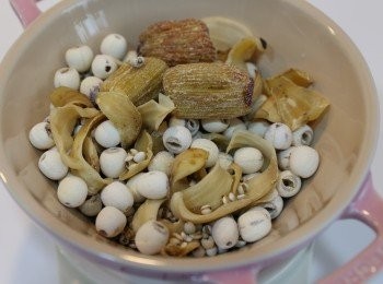 step1: 蓮子,、薏米、百合、蜜棗浸洗