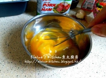 step1: 芥蘭加少許鹽加水浸過面靜待10分鐘 , 期間將兩隻雞蛋拌勻成蛋液