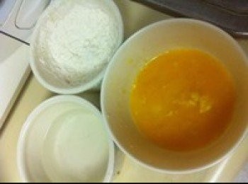 step2: 準備三個小碗，一個放清水，一個放打勻的兩個雞蛋（加少許鹽），一個放麵粉