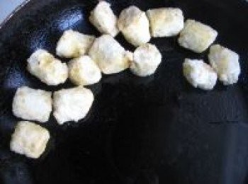 step9: 將香蕉炸至淡黃色，撈出瀝油。（外面變脆，色略帶淡黃即可）