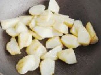 step1: 薯仔隨意切成大小適中的小塊。