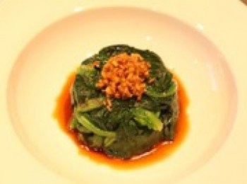 step7: 將調好的調味汁澆在做好造型的菠菜上.