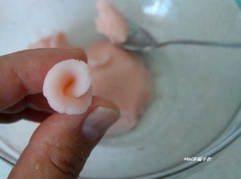 step3: 取一小球馬鈴薯泥，先揉成圓球狀再捏成橢圓長條，然後捲起來當成玫瑰花芯
