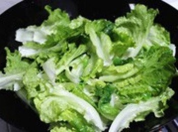 step3: 放入生菜翻炒放入鹽、生抽翻。完成