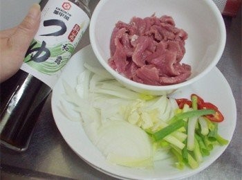 step1: 1.先準備好所需<span class="group_1">材料</span>ˊ小里肌肉切片ˊ
搭配蔬菜洗淨切成適當大小備用