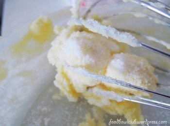 step1: 加入室温奶油及砂糖，然后搅拌至顺滑。