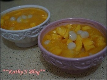 step6: 最後，將芒果漿放在碗上，再放啲小丸子同埋芒果粒，就係咁一個好好味嘅芒果小丸子就完成啦~