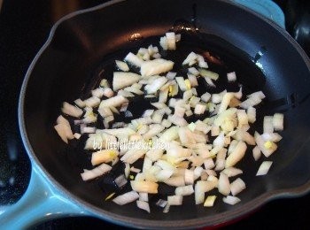 step1: 下油炒香洋蔥