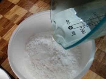 step3: 澄麵倒入熱滾水拌勻,用碟蓋上待焗約5分鐘