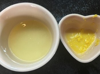 step3: 再加入低粉，最後加入檸檬汁同檸檬皮。