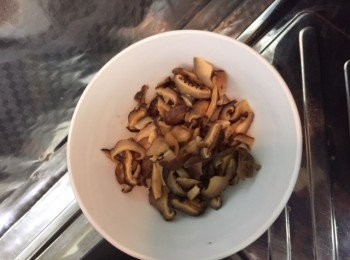 step3: 3)原鑊加入糯米及其他材料炒勻再加入生抽及老抽盛至蒸盤上以大火蒸20分鐘