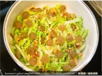 step4: 將對切成半起司口味的黑木耳QQ圓與核桃也放入碗中。