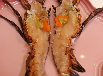 step1: 龍蝦開邊後洗乾淨