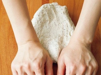 step4: 出麵團置於作業台上，用雙手反覆 「往內折疊、向外延展」的揉麵動作。邊揉邊旋轉90度改變方向，揉捏3分鐘左右。