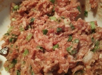 step2: 把肉餡朝一個方向打上勁道。