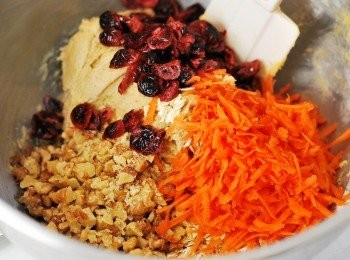 step6: 以刮刀均勻拌入紅蘿蔔絲、燕麥片、蔓越莓乾及核桃碎，冷藏30分鐘備用