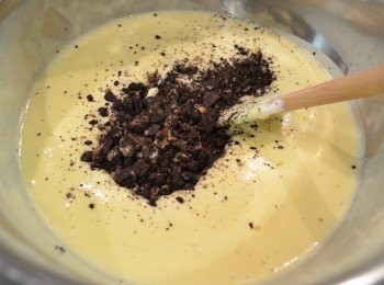 step7: 然後加入Oreo 餅粒拌勻成混合麵糊。