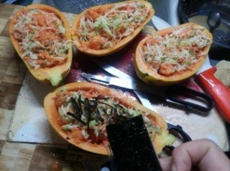 step6: 將沙律絲釀入木瓜內,面剪上即食紫菜絲,放入雪櫃雪凍食即可