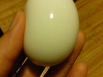 step4: 將剝好的雞蛋放进醤汁里，（给儿子偷吃两粒了）醬汁一定要淹沒過雞蛋(我用牛肉壓著)，保證整顆蛋的顏色是均勻的