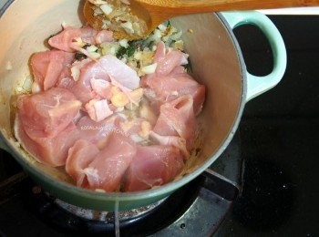 step7: 7.將帶皮<a href="https://bit.ly/3EZL8dD" target="_blank" data-keyword="雞胸" class="guide-link"><strong>雞胸</strong></a> <span style="display:inline-block;vertical-align:middle;margin-top:-3px;color:initial;border-radius:3px;padding:2px 3px;font-size:12px;line-height:14px;background:#87d300;color:#fff;">即買</span> 肉放入鍋中煎出焦香。