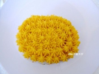 step5: 在白飯上層擠上南瓜泥