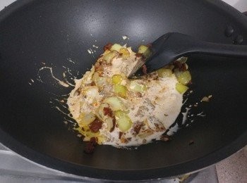 step3: Massaman Curry醬及100ml椰漿邊煮邊攪，至香味散發