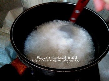 step1: 西米放入煲內 , 加入水蓋過面 , 用中火煮滾後拌一拌勻西米以免黏底