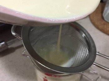 step3: 把粉漿用隔篩走較大既粉粒