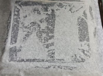 step2: 再舖上牛油紙,牛油紙要緊貼實焗盤(作用是令到唧花時,牛油紙不會痴住唧咀)