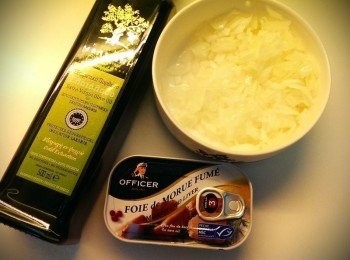 step1: 1.米飯分為三層 黃-拌飯料 紫粉-自製不加糖洛神花醬混合培根成糰(讓洛神花醬的酸中和培根的油膩感) 綜合第三層-為黃/紫粉各半(皆使用美麗媞妮油品下鍋煎)