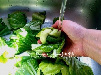step6: 期間將芥菜切段加入鹽 , 水浸10分鐘後用水沖洗乾淨
