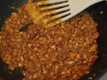 step1: <span class="group_1"><span class="group_2">乾咖哩</span></span>洋蔥紅蘿蔔蘋果切丁，大蒜切末，平底鍋放油爆香蒜末，下洋蔥和紅蘿蔔&amp;蘋果丁拌炒約5-10分鐘至蔬菜熟，再下豬絞肉炒到肉差不多熟之後，加入咖哩塊/粉和適量水中火拌炒，直到收汁即可