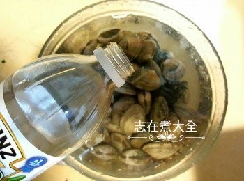 step1: 大蜆洗乾淨後加水及一湯匙醋浸半小時，讓大蜆吐沙，之後隔水備用