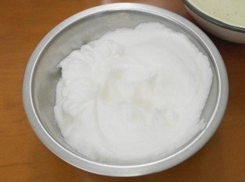 step5: 將蛋白用電動攪拌器打至成硬挺狀態!!