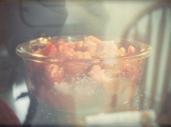 step2: 在可微波的容器中放入草莓.糖.檸檬汁攪拌一下~~ 放入水波爐內使用微波功能600w~大概12-13分鐘!! 中途要打開攪拌一下草莓~大概反覆3-5次!! 不然怕草莓液會溢出來~而且盡量取大一點的容器裝!!!