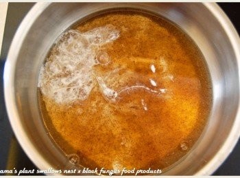 step2: 將黑木耳露與鮮奶一同倒入鍋中，加熱至溫熱的口感即可。