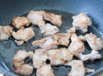 step2: 雞肉切丁（像手指頭般大），用少許生抽、糖和生粉醃30分鐘。燒熱鑊後下油，先煎雞肉至全熟，盛起備用