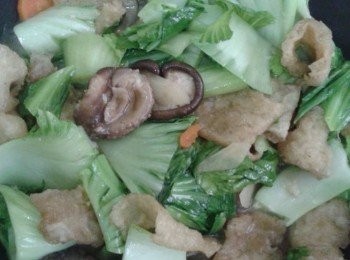 step3: 注入水，加入调味料，待滚后加入芥菜翻炒。