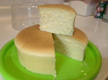 step1: 預熱焗爐145度。水浴法，約1cm水喉水放大盤中，再放入芝士蛋糕焗90分鐘；之後加水回復至1cm，搬回上一層加色焗30分鐘。（此乃我家公主爐的脾氣）。出爐後4分鐘左右便要立刻脱模，放雪櫃內4小時或以上。