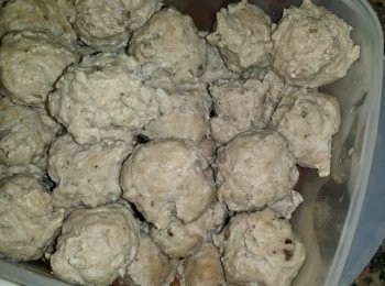 step9: 完成品是彈牙的! 放冰格(-18℃) 可存約1個月, 食用時翻熱即可。
The meatballs are bouncing! Keep them in freezer for not more than 1 month. Reheat before enjoy.