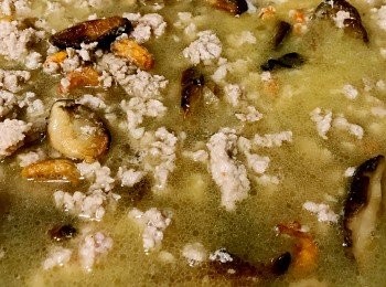 step11: 加入冬菇水... 滾起後加咖喱粉和黃薑粉拌勻... 加鹽和胡椒粉調味！