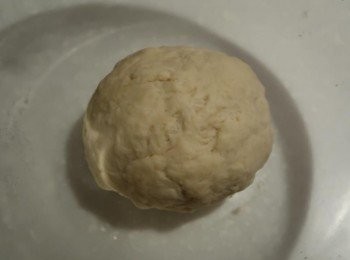 step1: 將油以外的麵團材料放入碗中，稍微拌勻後再倒入油，用掌腹按壓成團、使麵粉出筋，蓋上保鮮膜或布，初步發酵一個鐘頭左右。