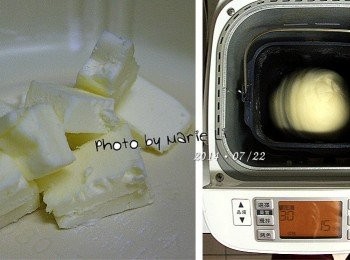 step3: 機器跑完第一次行程後，放進奶油於容器中
再次設定麵包機為 Mode30 《烏龍麵麵糰模式》
讓它再跑一次 15分鐘 的行程

※ 加入奶油後攪拌中會有噴溢情況，請記得加蓋預防。