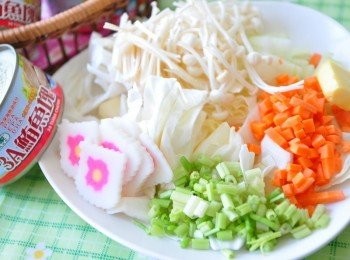 step1: 將所有<span class="group_1">食材</span>洗淨切丁切段與愛之味3A鮪魚塊罐頭備妥