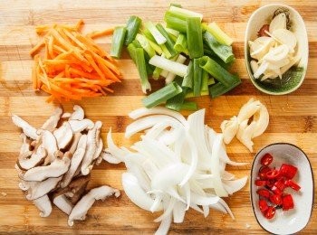 step1: 將蔥切段；紅蘿蔔、香菇、洋蔥切絲；辣椒切小塊；4瓣的蒜頭2瓣壓扁、兩2瓣切成蒜片後備用。