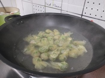 step7: 清水煮沸， 下雲吞煮至浮起， 再15秒左右便可放在湯中， 灑上蔥花及韭黃段便可食用。