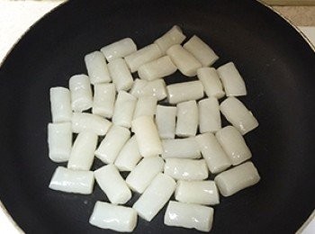 step2: 蒟蒻脆腸洗淨後，放入鍋內乾煎蒟蒻脆腸至表面完全乾燥即可起鍋。